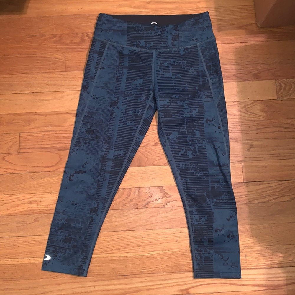 Oakley blue and black cropped capri leggings